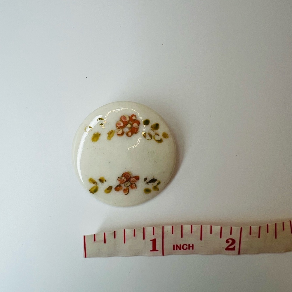 Vintage Round Floral Resin Brooch Hand Painted Cream Disc Pin - Picture 3 of 3